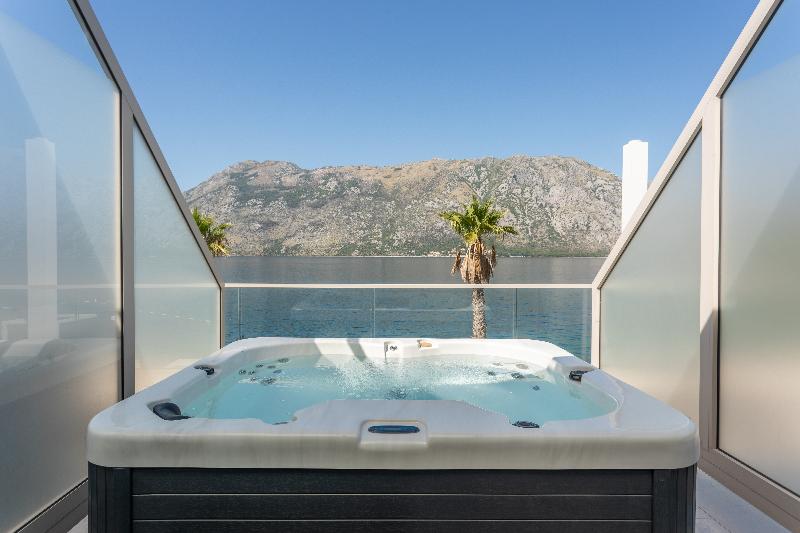 סוויטה דלוקס, Hyatt Regency Kotor Bay Resort