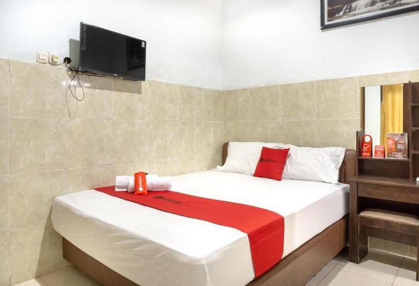 Номер Deluxe, Reddoorz @ Hotel Surabaya Sumenep