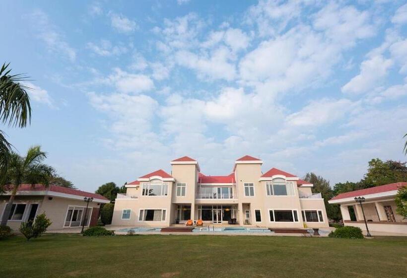 Стандартный Номер Кровать Кинг, Blusalzz Collection   Siddha Wellness Village, Faridabad   Haryana