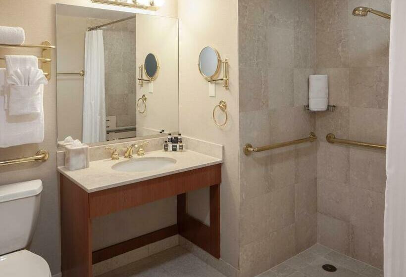 سوییت جونیور اجرایی, The Manhattan Club