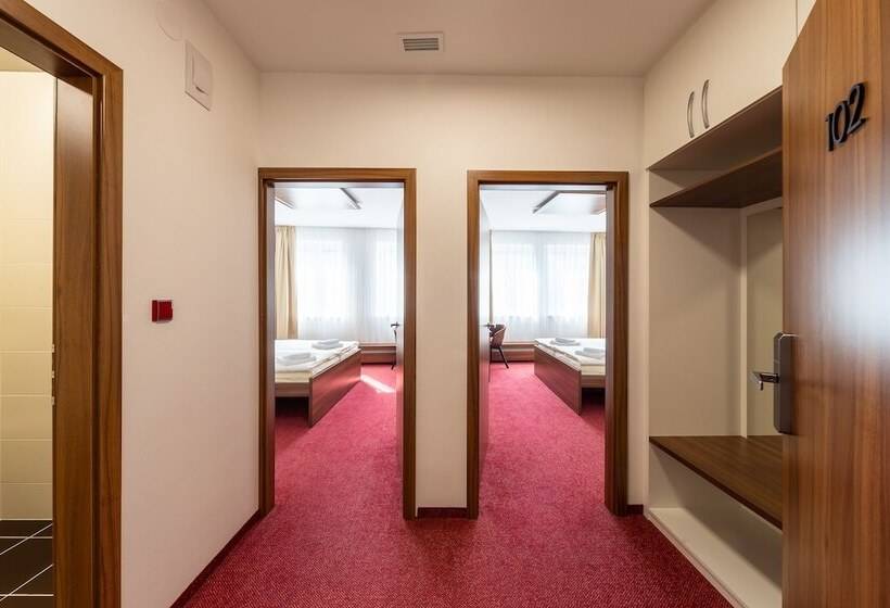 Четырехместный Номер Deluxe, Bohemia Inn