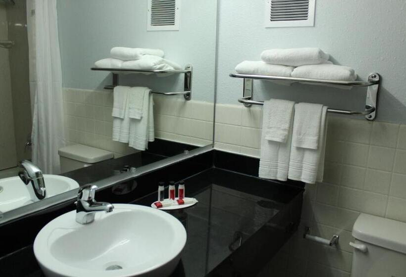 Стандартный Номер Кровать Кинг, Travelodge By Wyndham Water S Edge Hotel   Racine