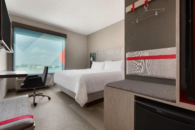 适合残疾人士使用的带超级大床的标准间, Avid Hotel Nashville   Lebanon An Ihg