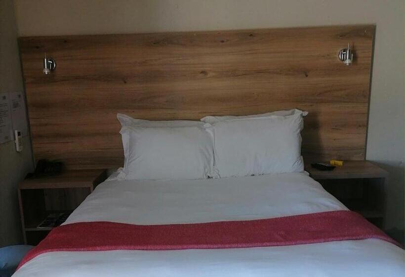 Номер Deluxe, The Hill Hotel And Conference Centre