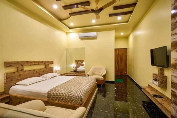 Семейный Номер, Saptarang Residency Panhala