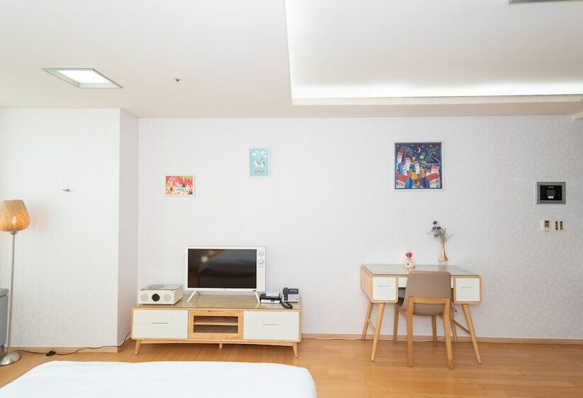 غرفة أساسية, Airport Capsule Hotel Fly Me To The Moon