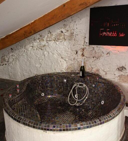 Люкс Superior, Fortress Jacuzzi Suites