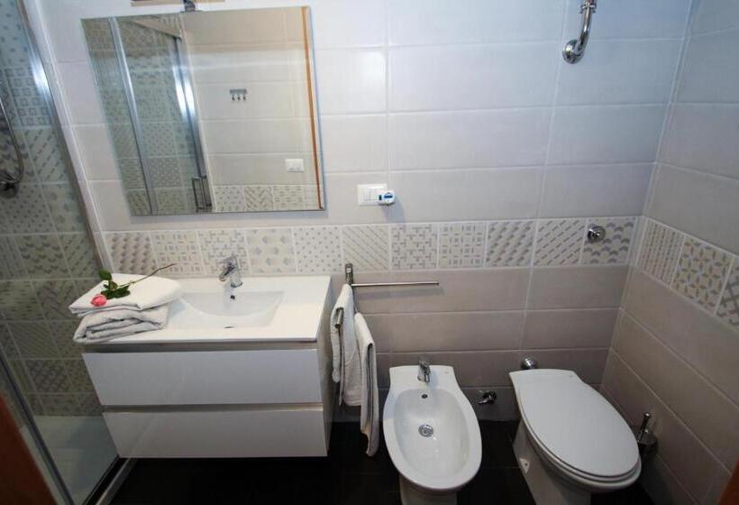 اتاق خانوادگی, Acerorosso B&b