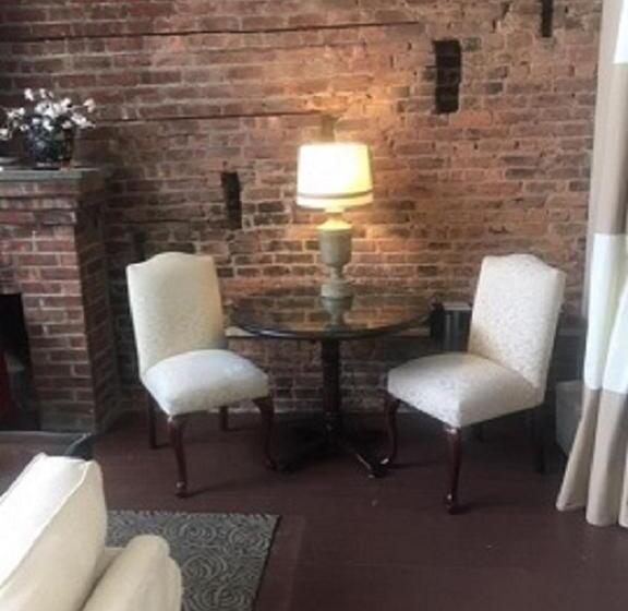 디럭스 스튜디오, Morgan State House Inn