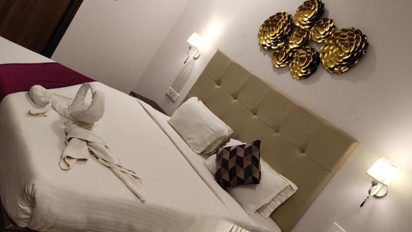 小室, Aurum Resorts