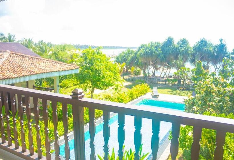 اتاق لوکس با بالکن و چشم‌انداز دریا, Guru Beach Resort