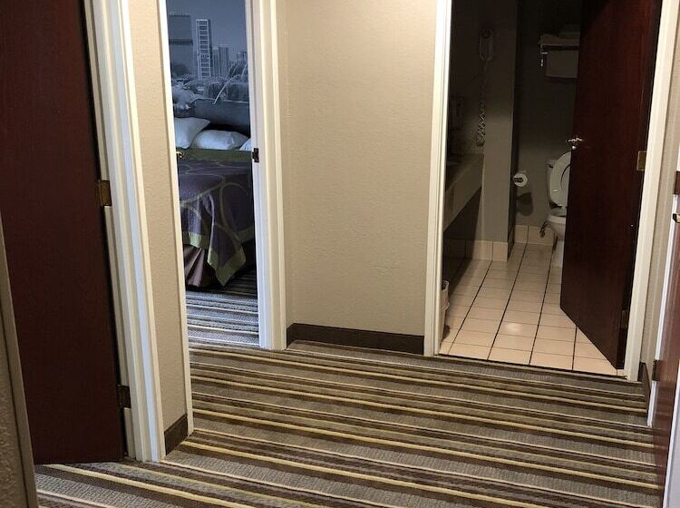 סוויטת 2 חדרי שינה, Super 8 By Wyndham Aurora/naperville Area