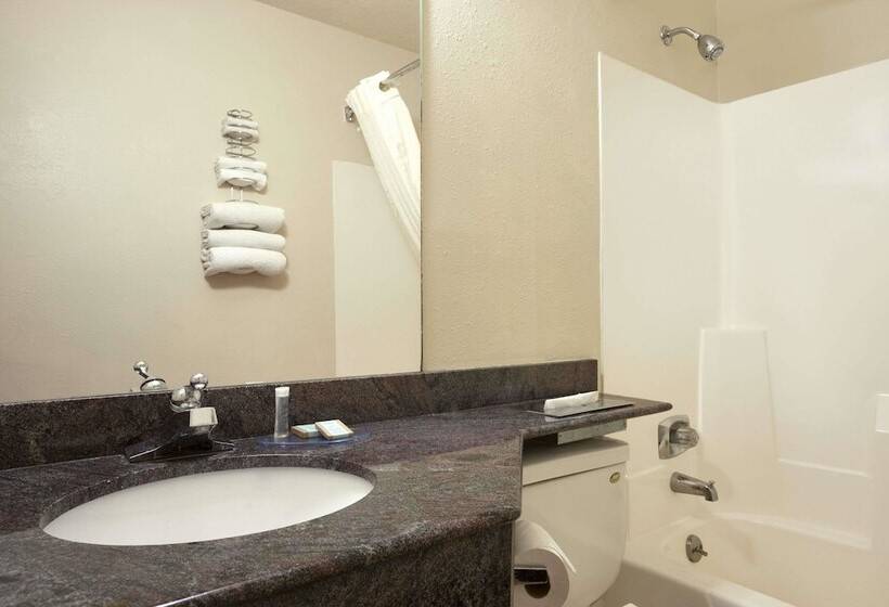 Номер Стандарт 2 Двуспальные Кровати, Travelodge By Wyndham La Porte/michigan City Area