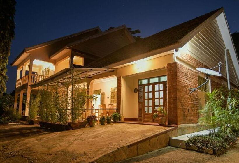 اتاق لوکس سه تخته, Cycad Entebbe Guest House