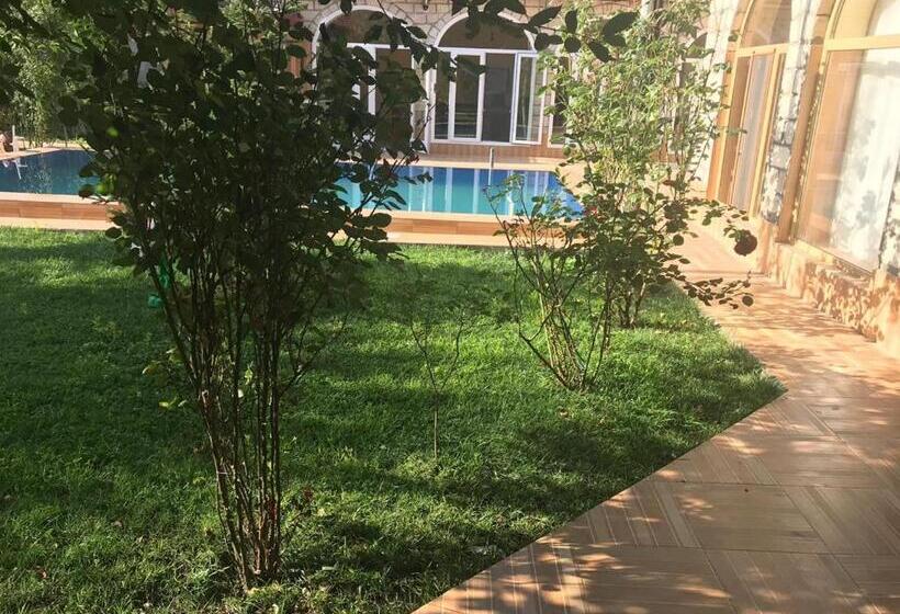 آپارتمان 1 خوابه با چشم‌انداز استخر, Sheki Apartments