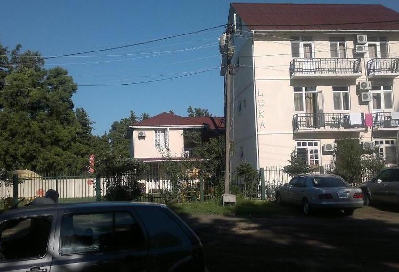 آپارتمان یک خوابه با دری مشترک که هال را جدا می کند., Luka, Near Church
