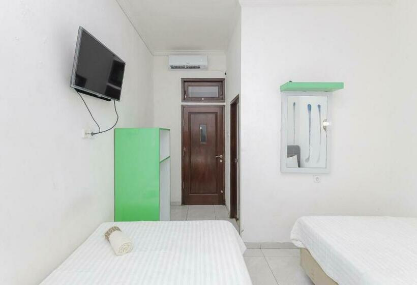 اتاق سوپریور, Urbanview Hotel Near Jatim Park 3 By Reddoorz