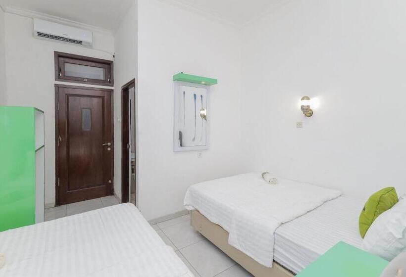 اتاق سوپریور, Urbanview Hotel Near Jatim Park 3 By Reddoorz
