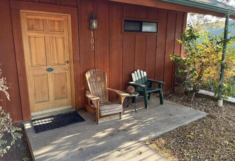غرفة قياسية فردية سرير كينج, Whispering Pines Lodge