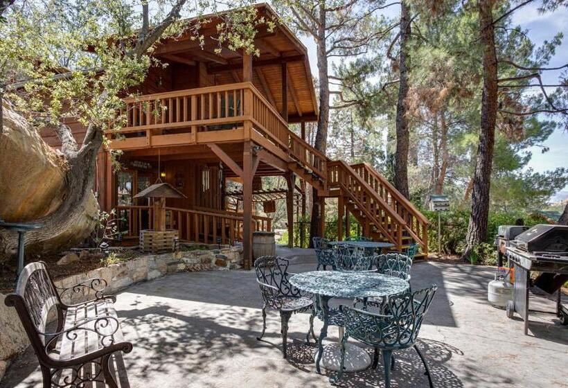جناح سرير كينج, Whispering Pines Lodge