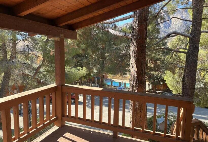 스위트 킹사이즈 침대, Whispering Pines Lodge