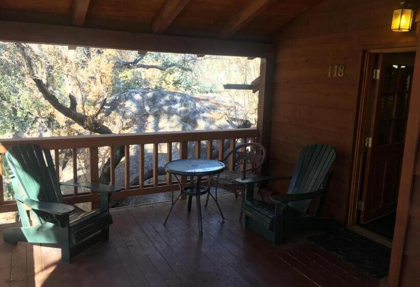 جناح سرير كينج, Whispering Pines Lodge