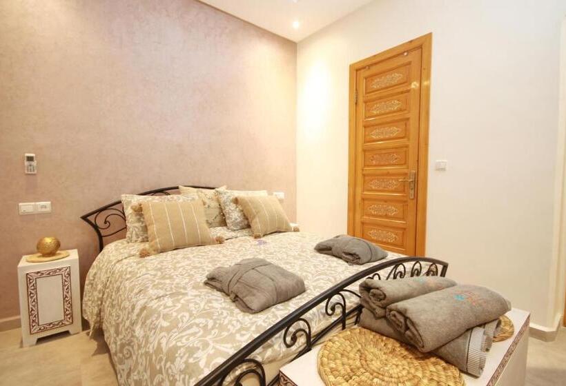 Standard room with outdoor bath, Riad Miel & Une Nuit