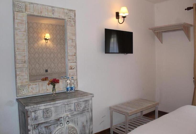 Deluxe Room, Grace