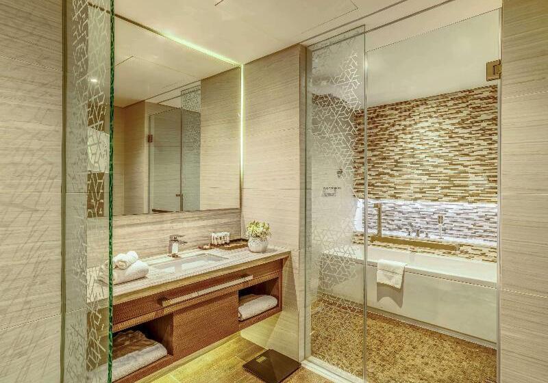 Номер Deluxe Вид на Озеро, Pullman Sharjah