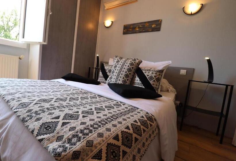 Номер Стандарт Вид на Бассейн, Auberge Le Gabachou