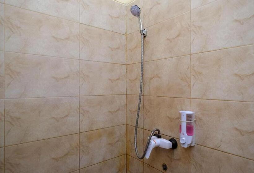 Номер Deluxe, Reddoorz Near Taman Pantai Alam Indah Tegal