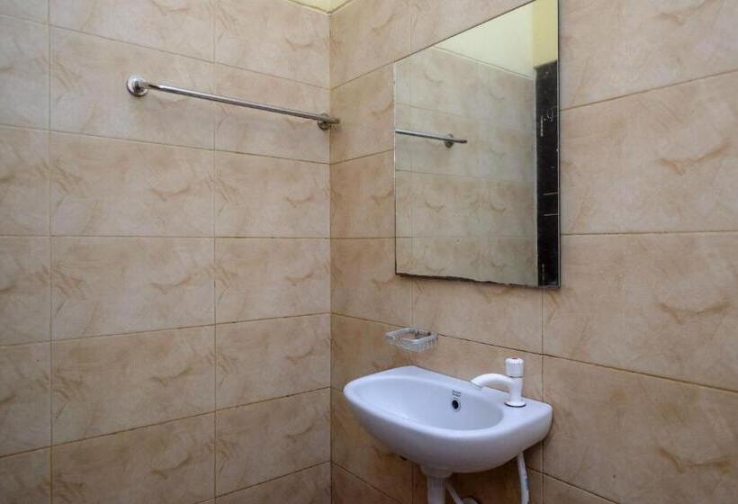 Номер Deluxe, Reddoorz Near Taman Pantai Alam Indah Tegal