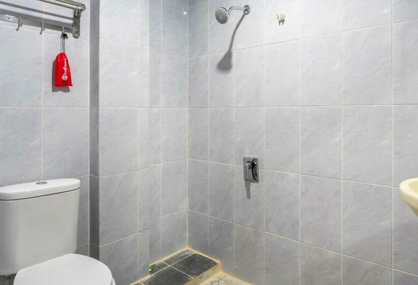 Номер Deluxe, Reddoorz Near Manhattan Times Square Medan 2