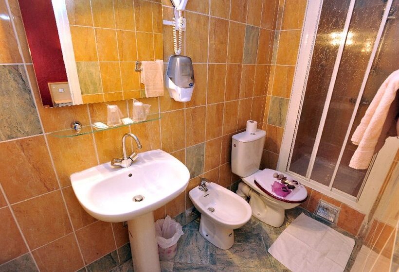 اتاق استاندارد سه نفره, Altona