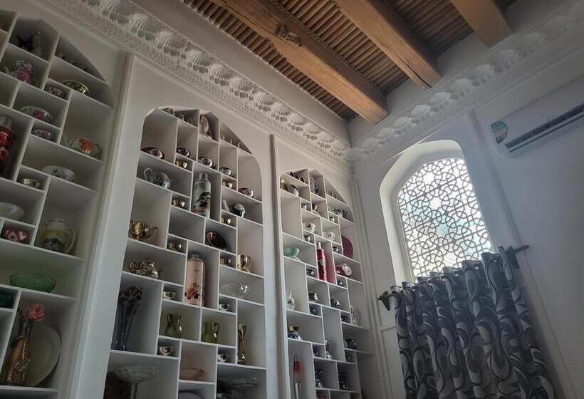 تختخواب در اتاق مشترک, Bobo Haydar Guest House