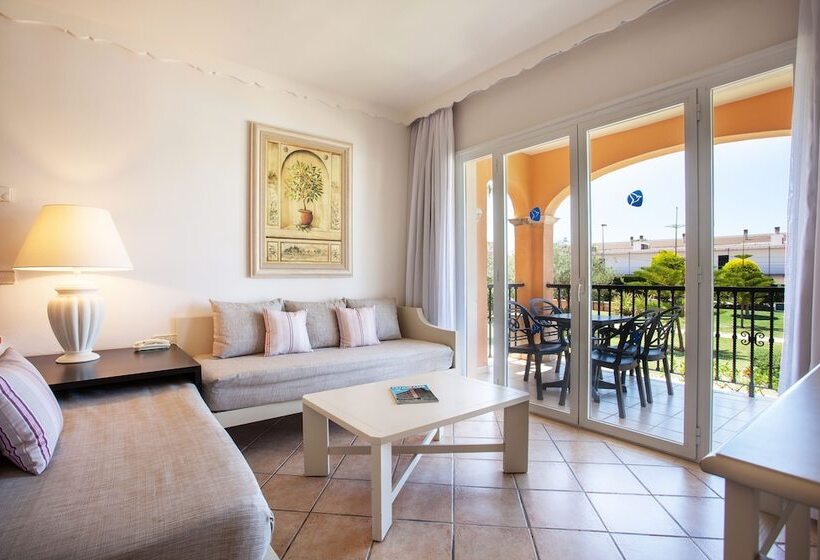 سوییت با چشم‌انداز استخر, Grupotel Macarella Suites & Spa