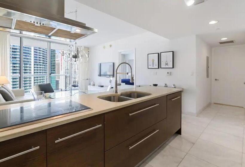 带露台的小型套房, Icon Brickell Residences