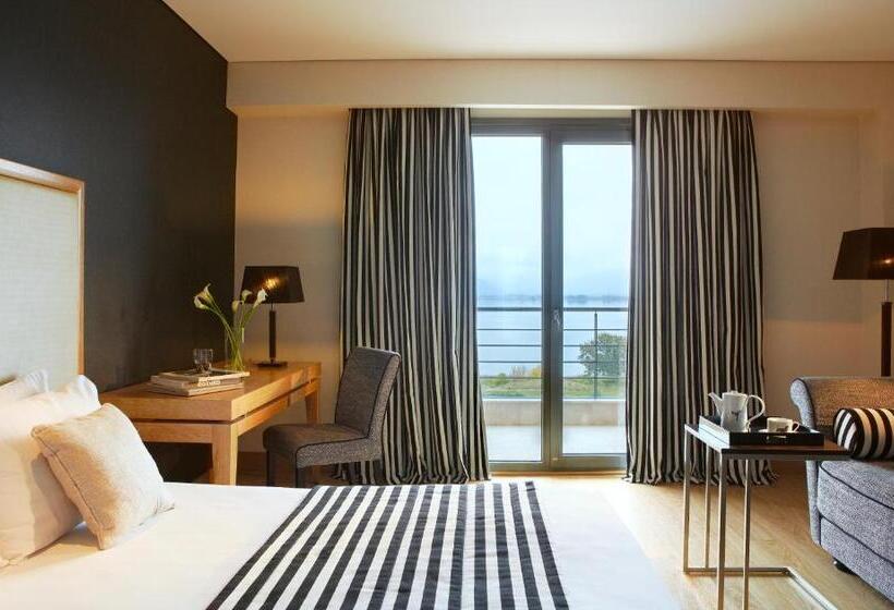豪华三人间, Limneon Resort & Spa