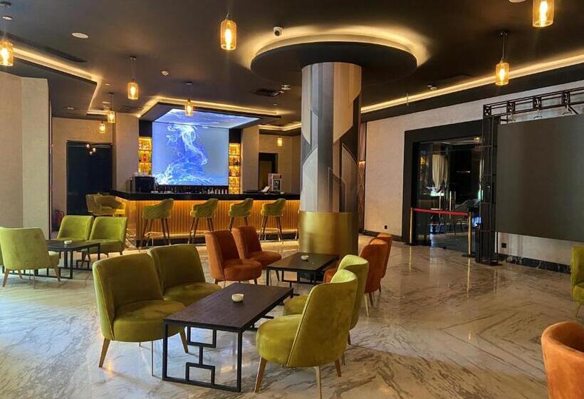 اتاق استاندارد با چشم‌انداز استخر, Mövenpick Hotel Cairo   Media City