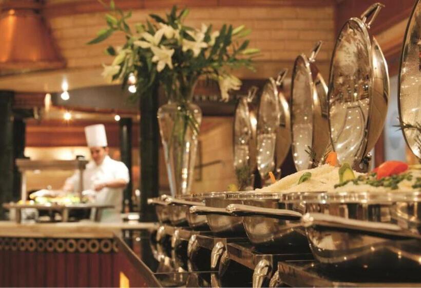 اتاق اجرایی با تخت بزرگ, Mövenpick Hotel Cairo   Media City