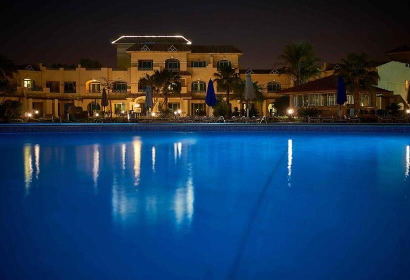 سوییت جونیور با چشم‌انداز استخر, Mövenpick Hotel Cairo   Media City