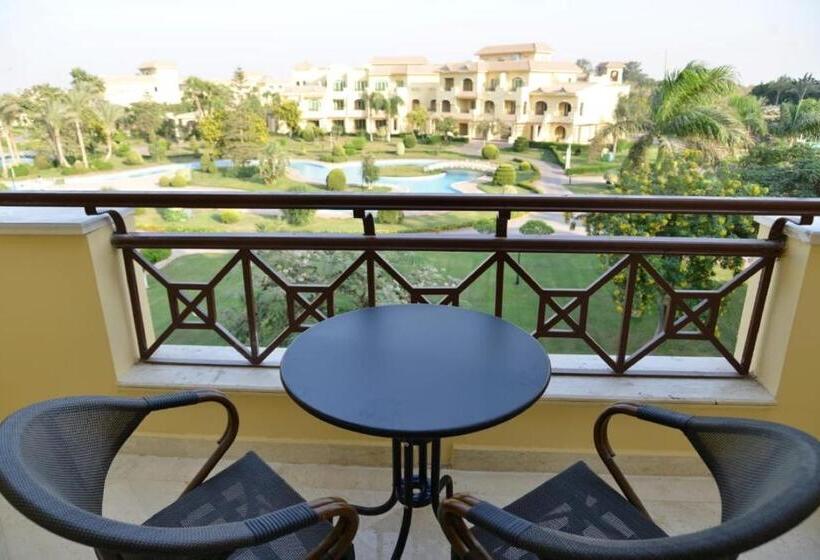 سوییت جونیور با چشم‌انداز استخر, Mövenpick Hotel Cairo   Media City