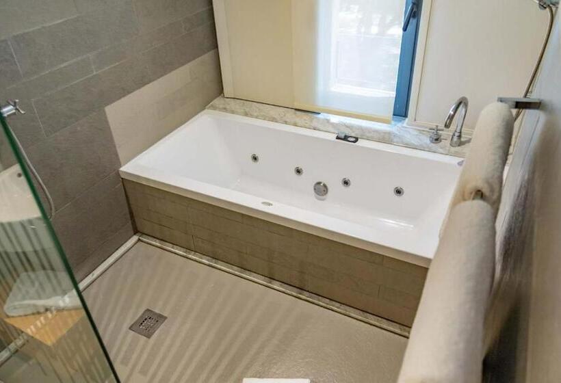 자쿠지 스위트, Nm Suites By Escampa Hotels
