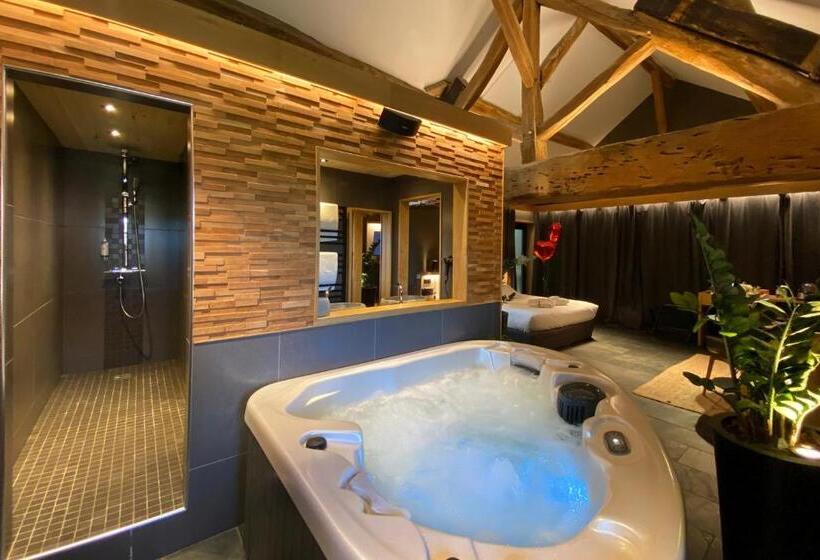 Люкс с гидромассажем, Le Domaine Des Prés Verts Suites & Chambres Avec Jacuzzi Privatif à Châteauneuf