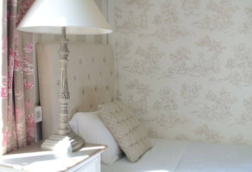 Четырехместный Номер Стандарт, Logis Hôtel Louise De Savoie
