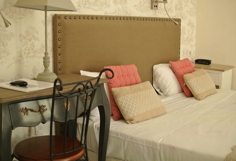 Четырехместный Номер Стандарт, Logis Hôtel Louise De Savoie