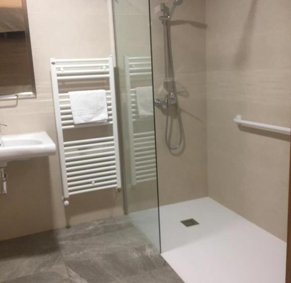 장애인을 위한 스탠다드 룸, Hostal Pirineos Ainsa