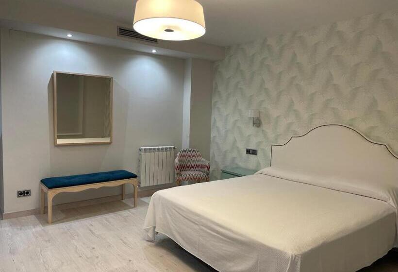 디럭스 룸 킹사이즈 침대, Hostal Pirineos Ainsa