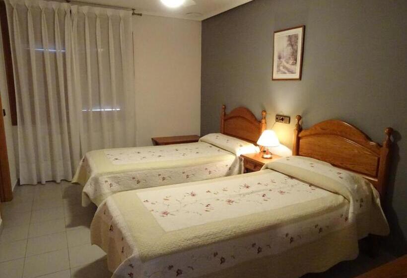 장애인을 위한 스탠다드 룸, Hostal Pirineos Ainsa