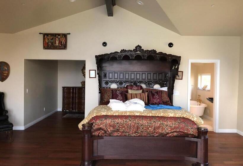 Семейный Номер Вид на Море, The Castle Inn Of The Lost Coast